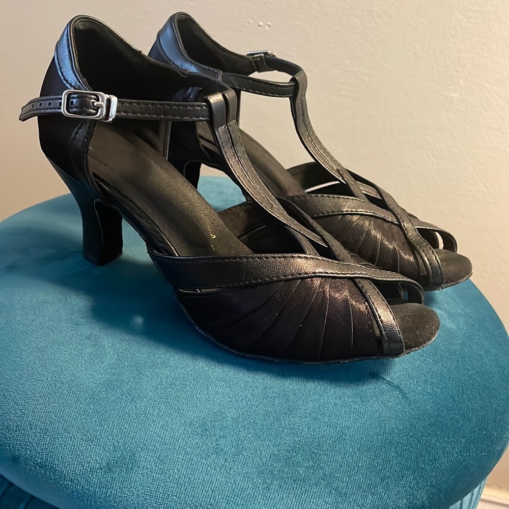 Very Fine ballroom/salsa/latin dance shoes. Great condition. Size 5.5